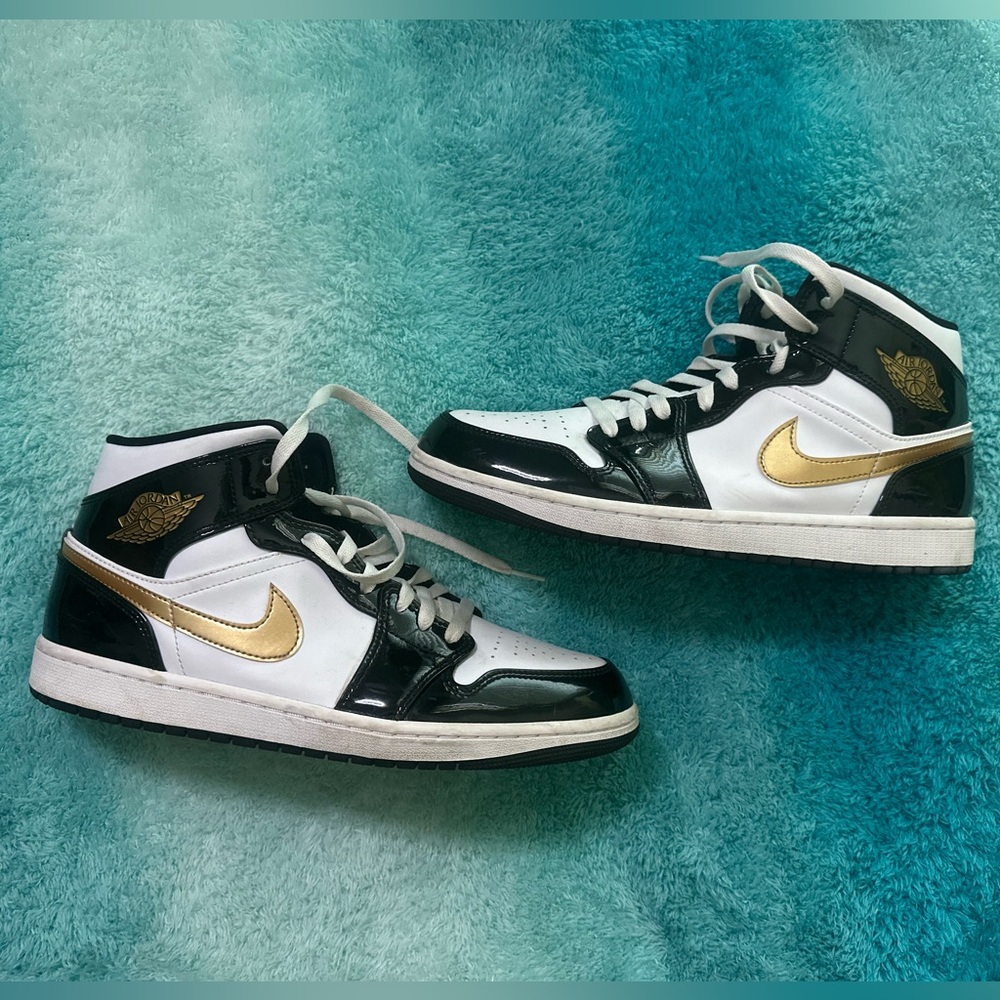 AIR JORDAN 1 RETRO MID SE PATENT BLACK GOLD Men's 11.5 - Picture 1 of 15